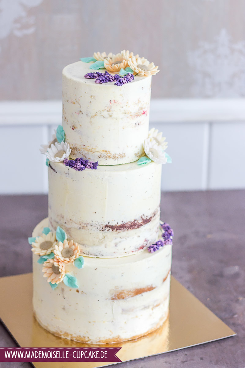 Hochzeitstorte naked Cake Lavendel Gerbera cremefarben lila flieder Cupcakes eingestrichen Torte Pastell Kuchen Hochzeit Cake Motivtorte Mademoiselle Cupcake Magdeburg Fondant Vintage