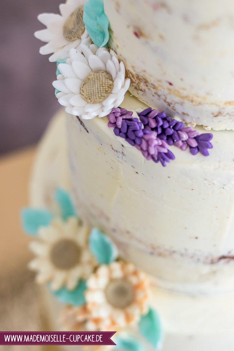 Hochzeitstorte naked Cake Lavendel Gerbera cremefarben lila flieder Cupcakes eingestrichen Torte Pastell Kuchen Hochzeit Cake Motivtorte Mademoiselle Cupcake Magdeburg Fondant Vintage