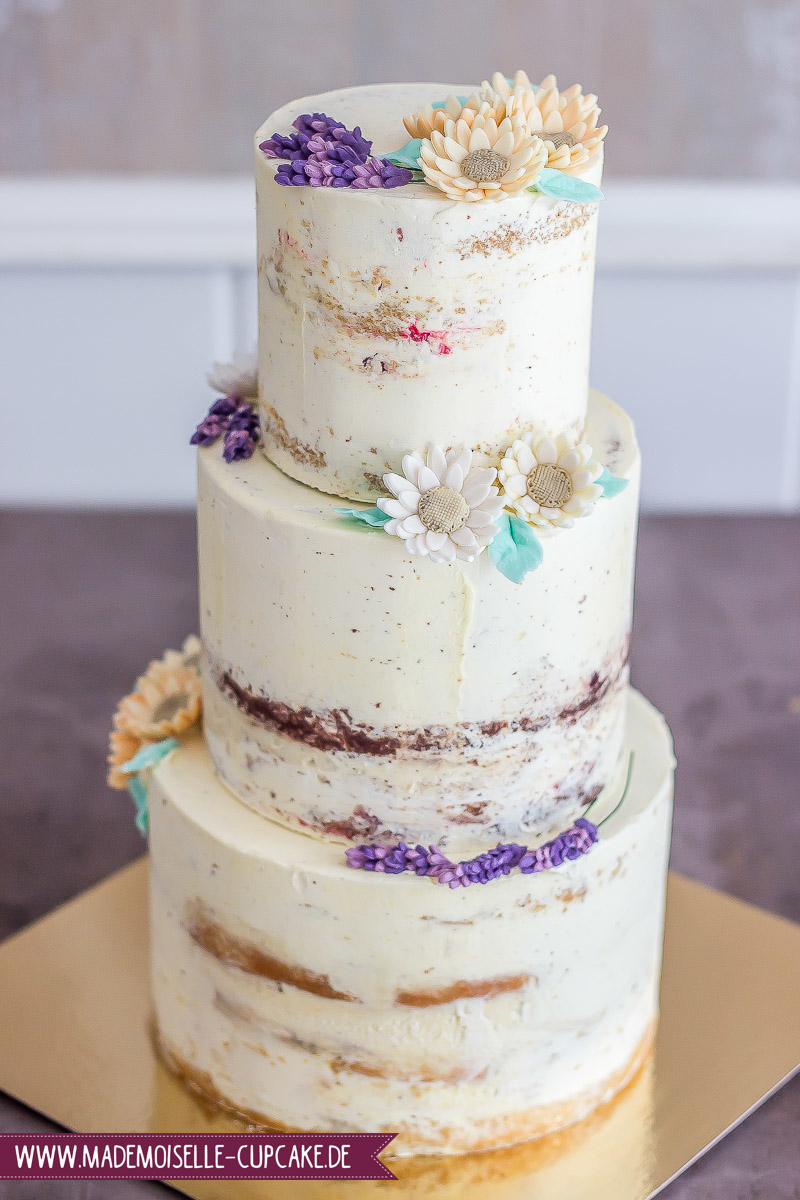 Hochzeitstorte naked Cake Lavendel Gerbera cremefarben lila flieder Cupcakes eingestrichen Torte Pastell Kuchen Hochzeit Cake Motivtorte Mademoiselle Cupcake Magdeburg Fondant Vintage