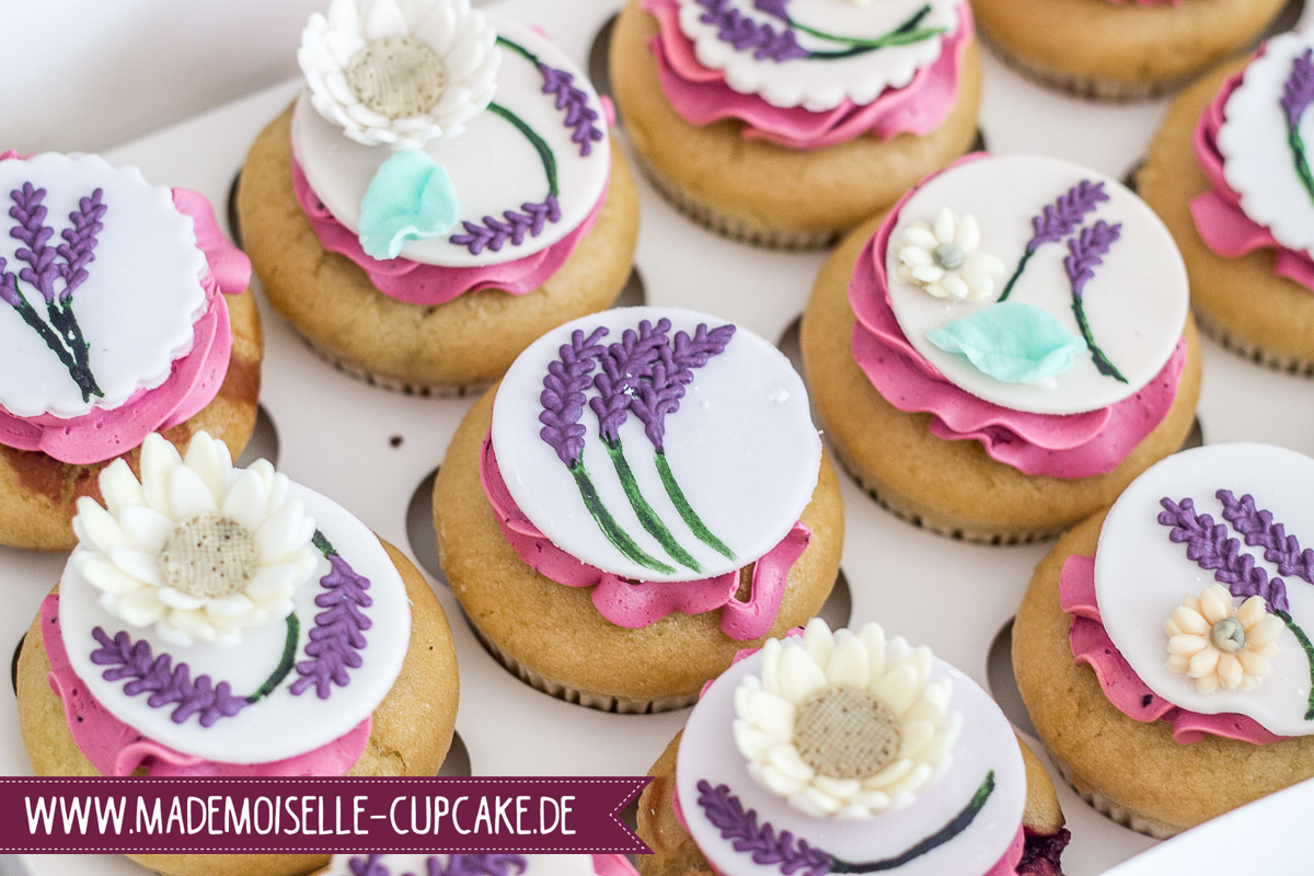 Hochzeitstorte naked Cake Lavendel Gerbera cremefarben lila flieder Cupcakes eingestrichen Torte Pastell Kuchen Hochzeit Cake Motivtorte Mademoiselle Cupcake Magdeburg Fondant Vintage