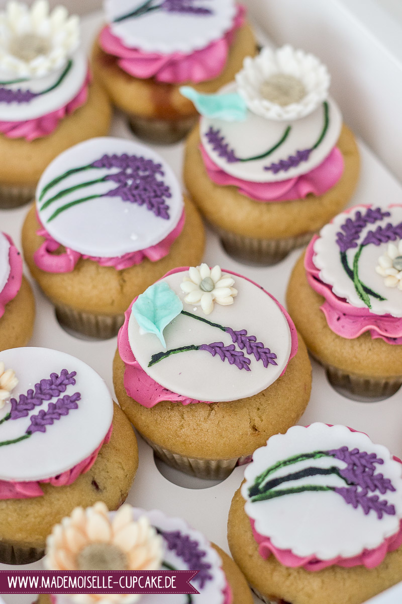 Hochzeitstorte naked Cake Lavendel Gerbera cremefarben lila flieder Cupcakes eingestrichen Torte Pastell Kuchen Hochzeit Cake Motivtorte Mademoiselle Cupcake Magdeburg Fondant Vintage