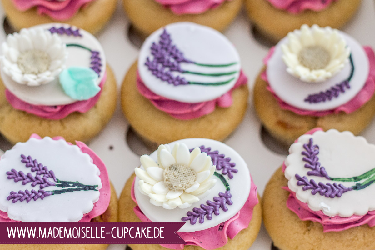 Hochzeitstorte naked Cake Lavendel Gerbera cremefarben lila flieder Cupcakes eingestrichen Torte Pastell Kuchen Hochzeit Cake Motivtorte Mademoiselle Cupcake Magdeburg Fondant Vintage