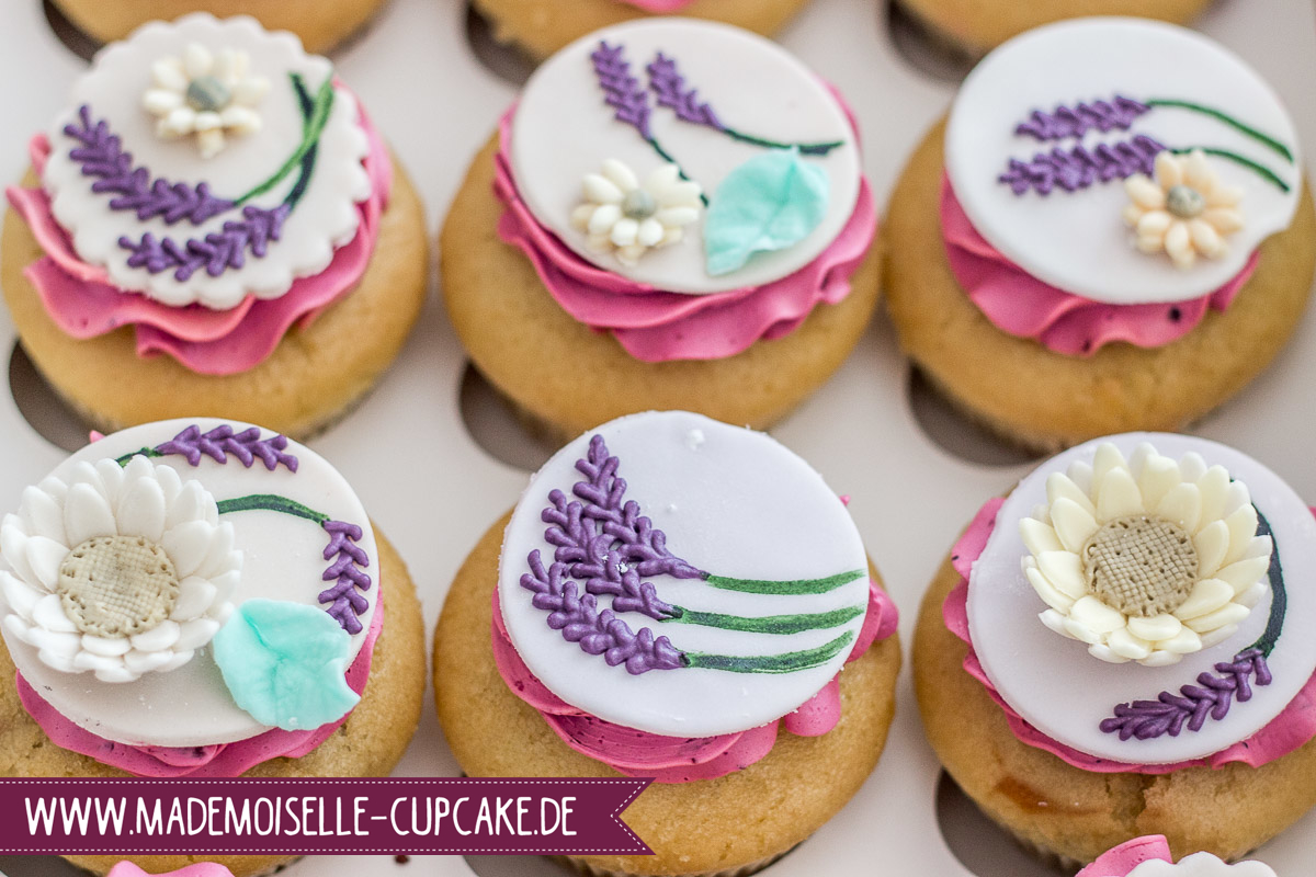 Hochzeitstorte naked Cake Lavendel Gerbera cremefarben lila flieder Cupcakes eingestrichen Torte Pastell Kuchen Hochzeit Cake Motivtorte Mademoiselle Cupcake Magdeburg Fondant Vintage